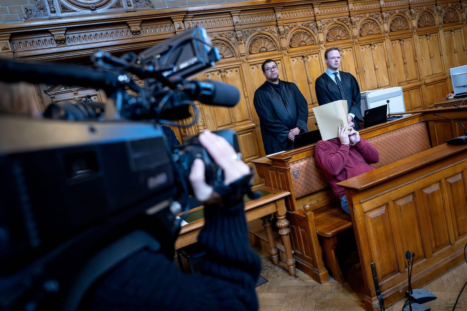 Der Angeklagte beim Prozessauftakt (Archivfoto): Dem 43 Jahre alten Altenpfleger wird zweifacher Mord vorgeworfen. Im Hintergrund laufen weitere Ermittlungen.