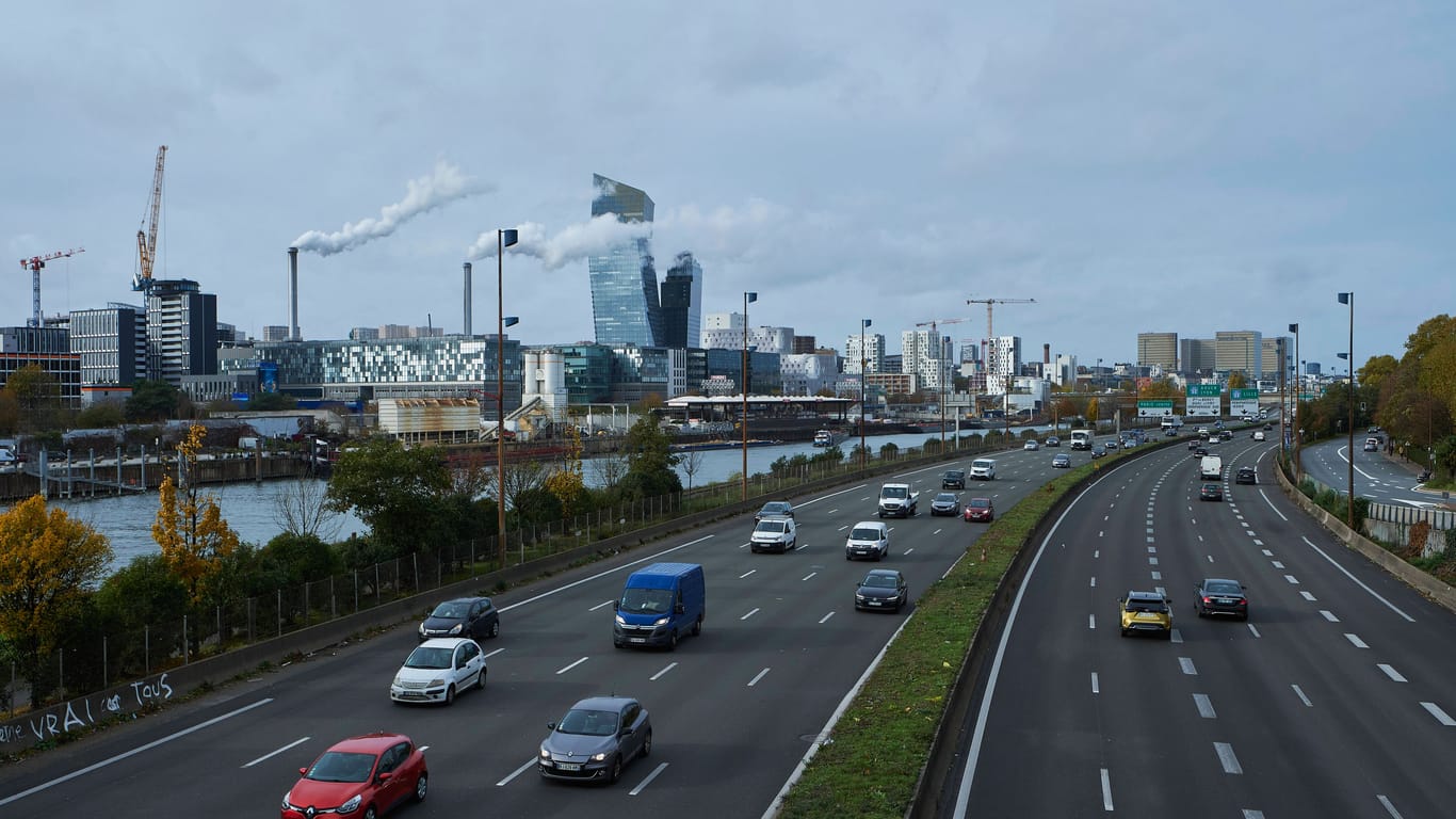 Autobahn in Paris (Archivbild): Hier gilt aus Klimaschutzgründen bald Tempo 50.