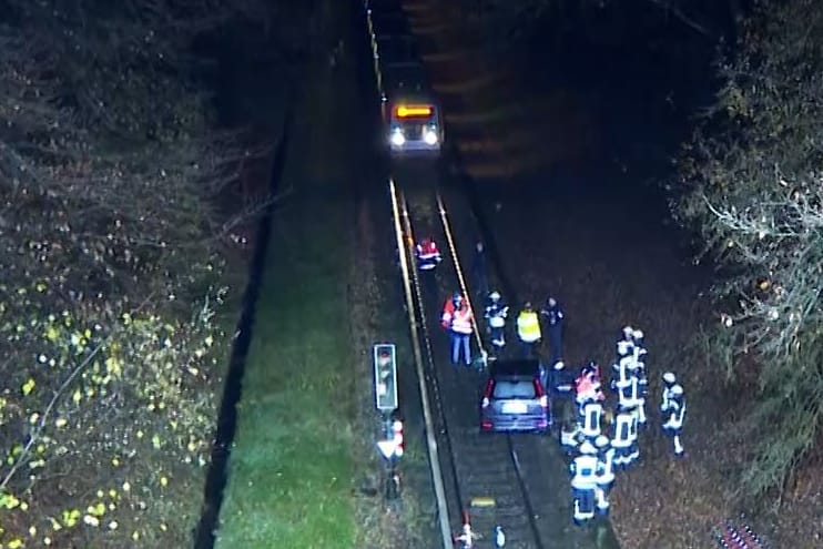 Bergung des Autos am Abend bei Hamburg: Die U-Bahn hatte gerade noch rechtzeitig bremsen können.