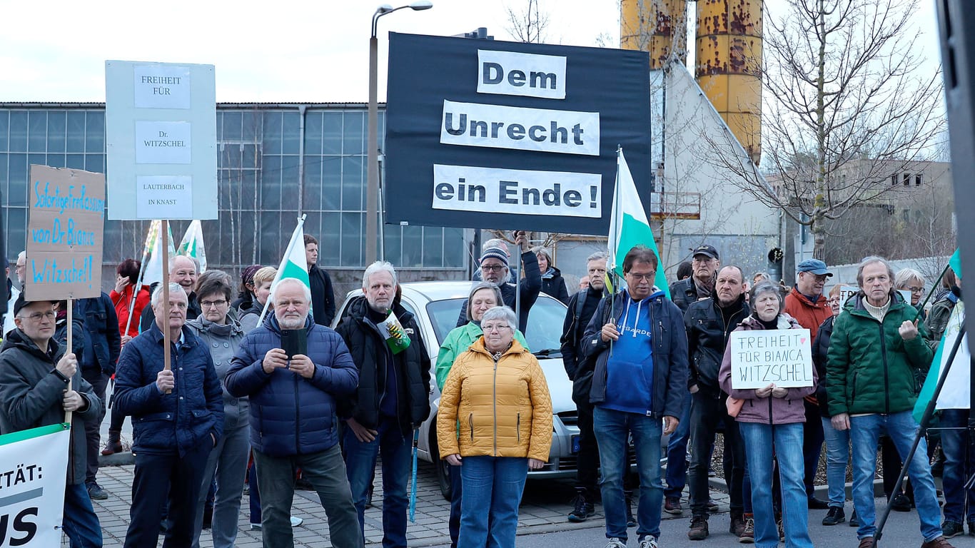 Demo vor JVA Chemnitz (Archivbild): Die Freilassung der Ärztin steht zudem auf der Agenda der rechtsextremen Kleinstpartei "Freie Sachsen".
