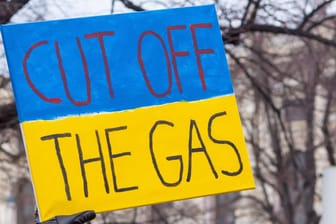 Protestschild bei Solidaritätsdemo für die Ukraine in Wien (Archivbild): Die Menge an importierten Gas aus Russland ist immer noch fast auf Vorkriegsniveau.