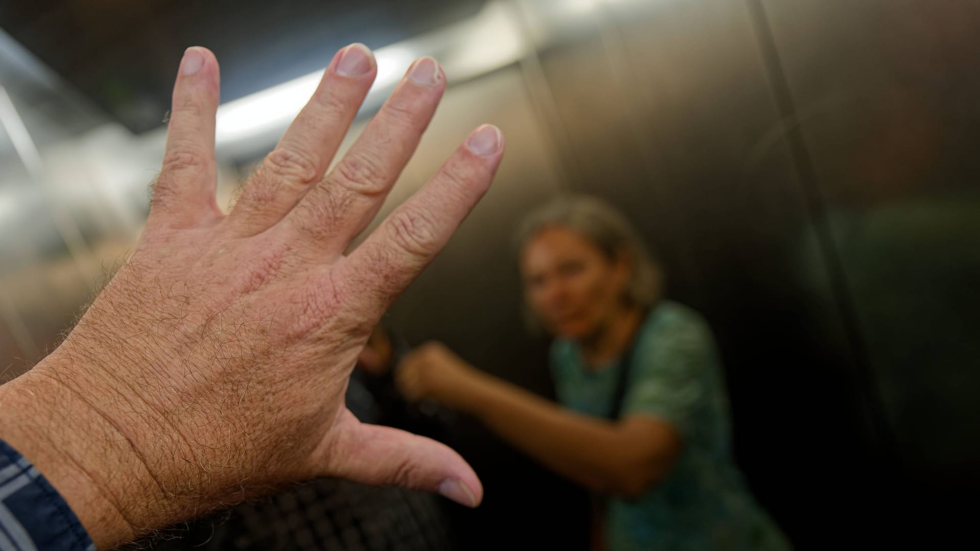 Eine Frau wird angegriffen (Archivbild): In Berlin ist eine Seniorin überfallen worden. Eine Frau wird angegriffen (Archivbild): In Berlin ist eine Seniorin überfallen worden.