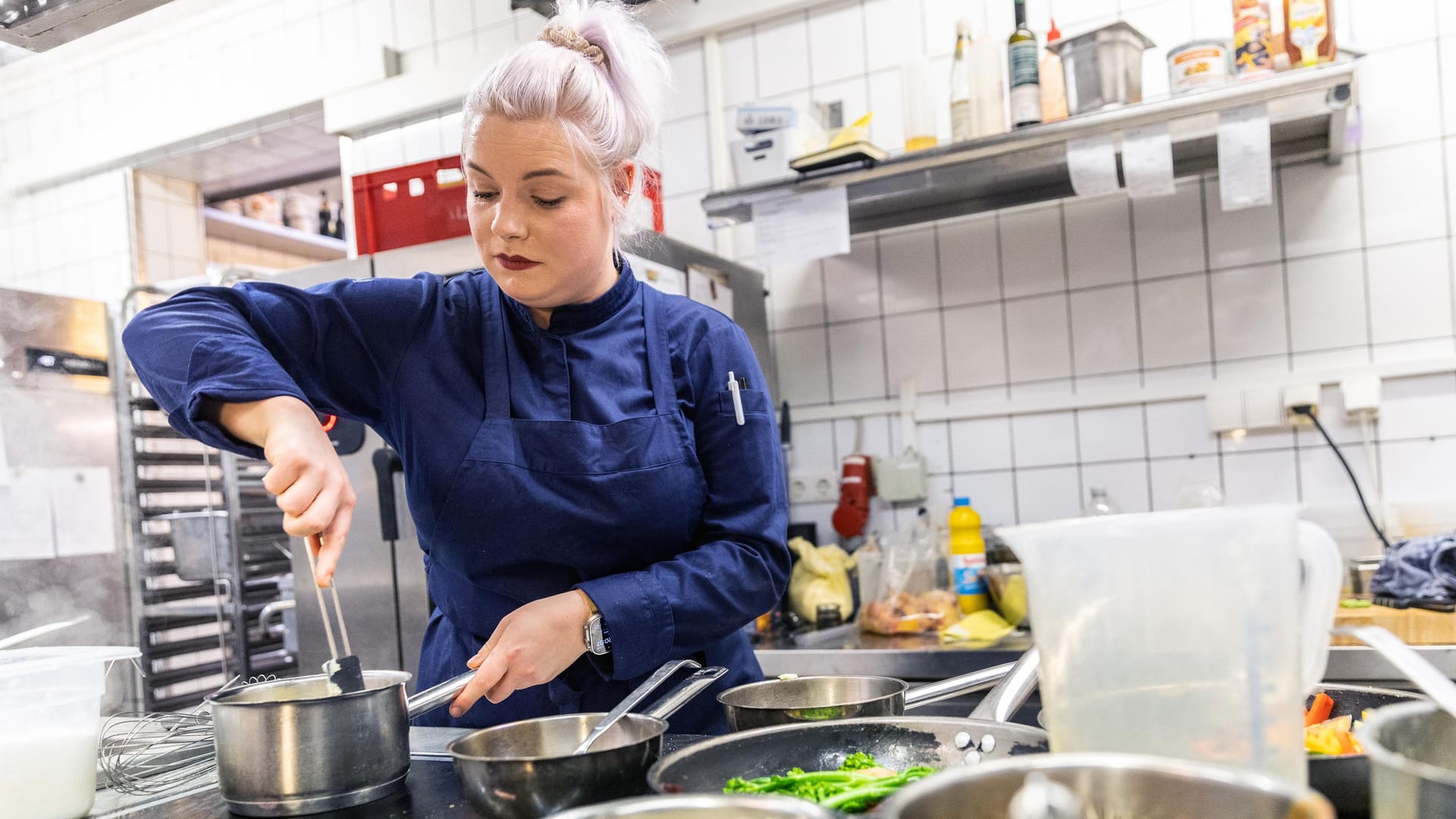 Eine Köchin arbeitet in einer Restaurantküche (Symbolfoto): Das Lokal wirbt auch mit einer Anwerbungsprämie. Eine Köchin arbeitet in einer Restaurantküche (Symbolfoto): Das Lokal wirbt auch mit einer Anwerbungsprämie.
