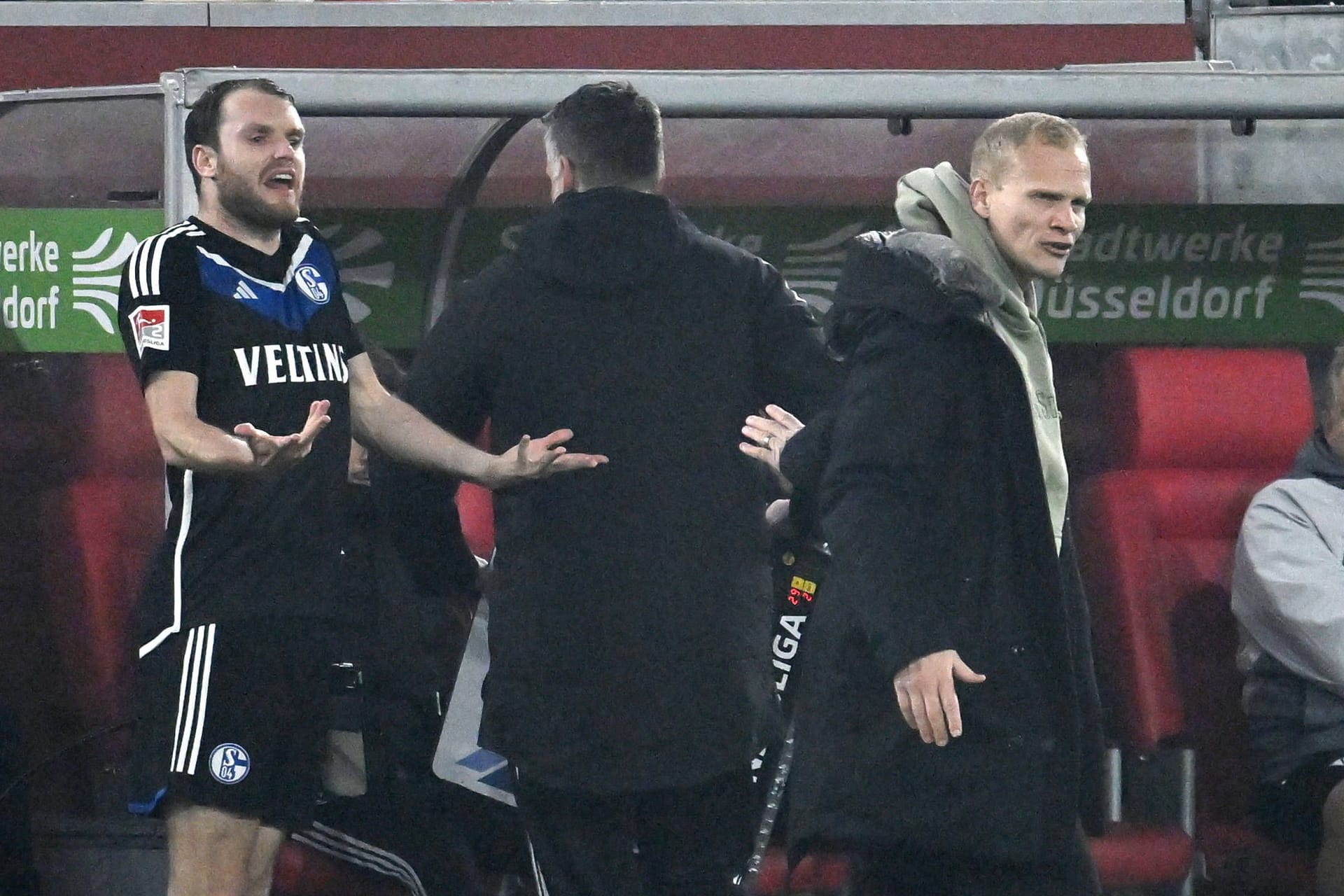 Verstand die Welt nicht mehr: Thomas Ouwejan gestikulierte in Düsseldorf wild in Richtung S04-Trainer Karel Geraerts.