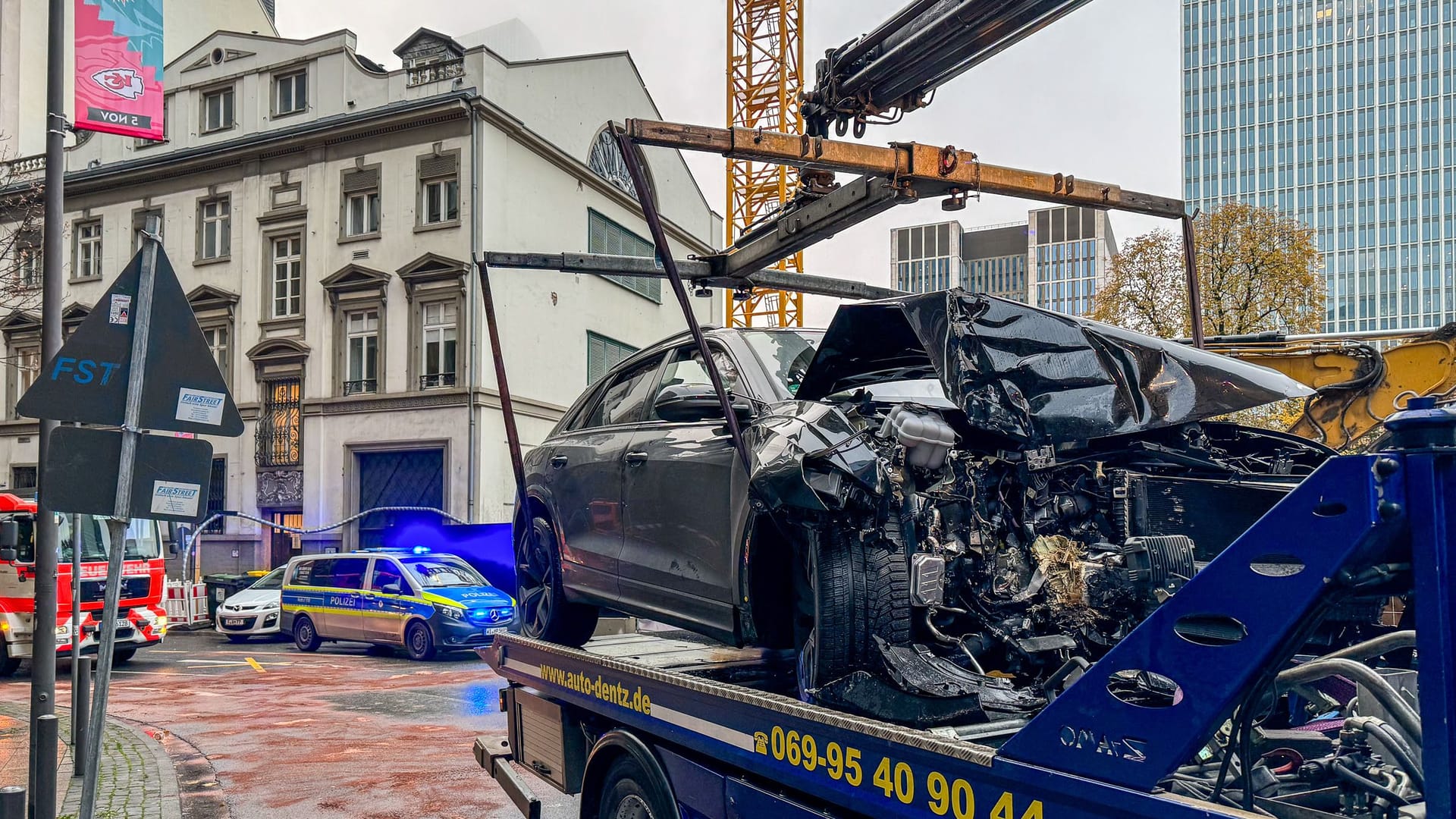 Unfall auf der neuen Mainzer Landstraße: Der Fahrer des Wagens ist bisher unauffindbar. Unfall auf der neuen Mainzer Landstraße: Der Fahrer des Wagens ist bisher unauffindbar.