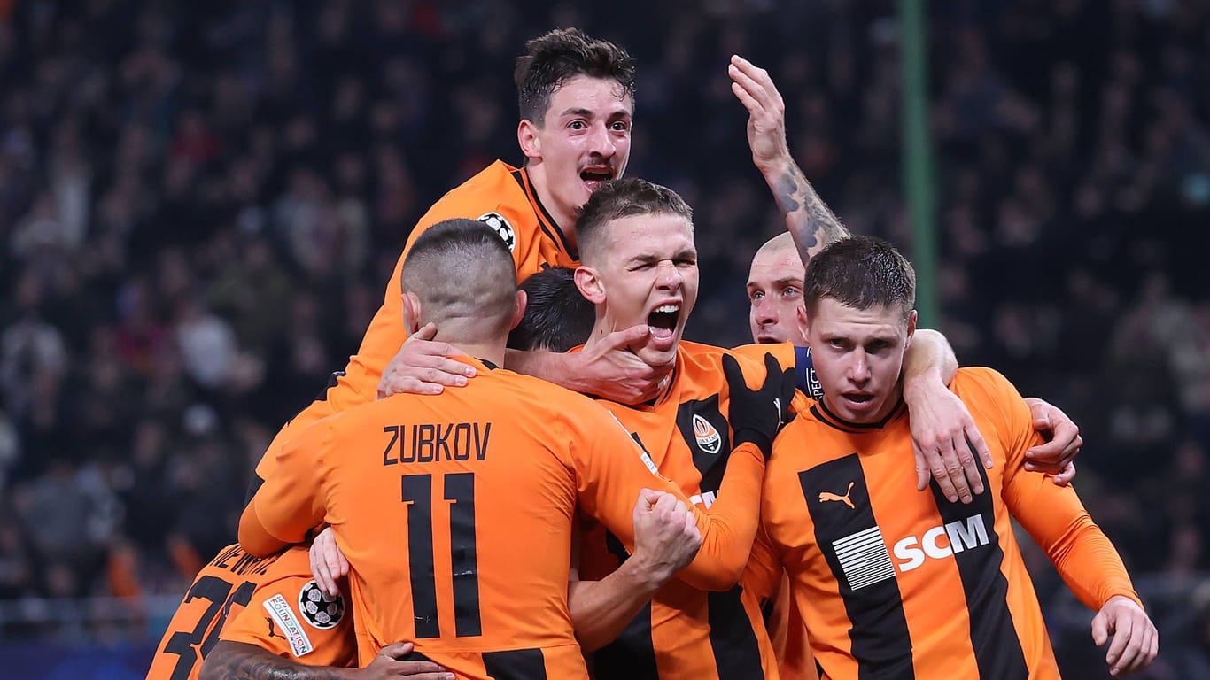 Donezk-Spieler feiern den 1:0-Torschützen Danylo Sikan (Mitte): Das Team aus der Ukraine wird noch mindestens ein weiteres Mal in Hamburg auflaufen.