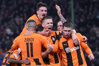 Donezk-Spieler feiern den 1:0-Torschützen Danylo Sikan (Mitte): Das Team aus der Ukraine wird noch mindestens ein weiteres Mal in Hamburg auflaufen.