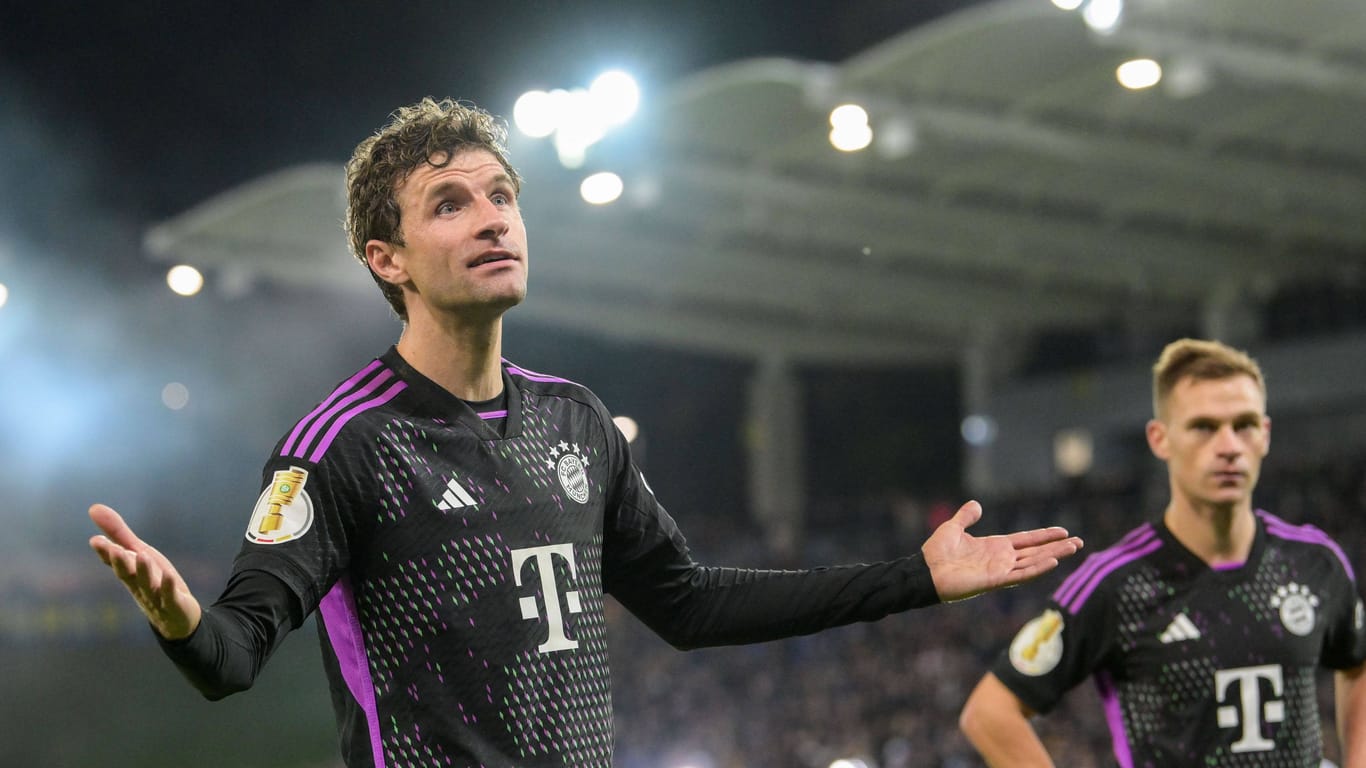 Enttäuscht: Thomas Müller und der FC Bayern flogen aus dem DFB-Pokal.