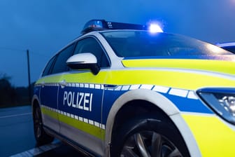 Einsatzwagen der Polizei in Niedersachsen (Symbolfoto): In der Region Hannover kam es am Mittwoch zu einem versuchten Raubüberfall.