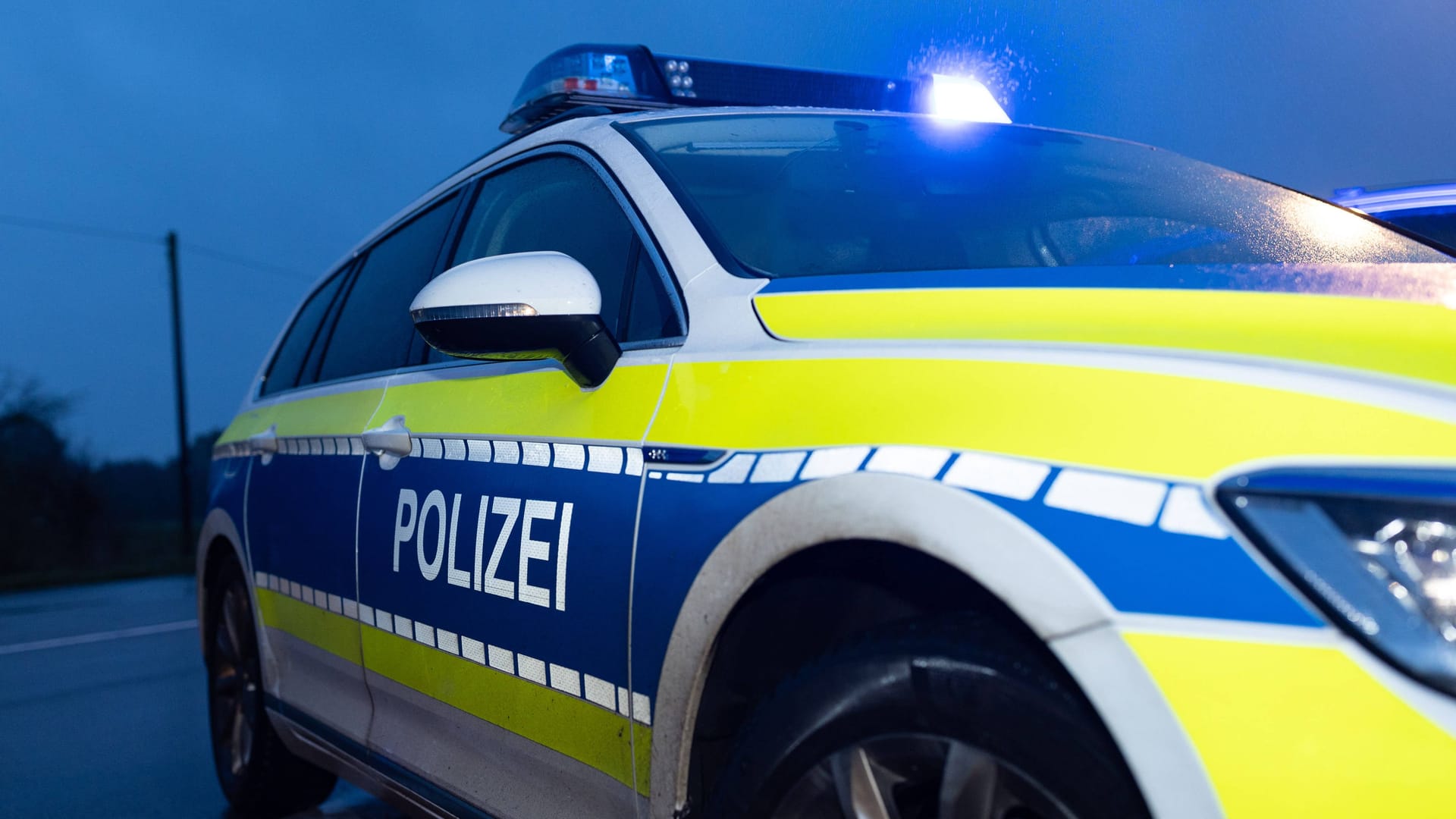 Einsatzwagen der Polizei in Niedersachsen (Symbolfoto): Die Polizei fahndet nach zwei Kiosk-Räubern.