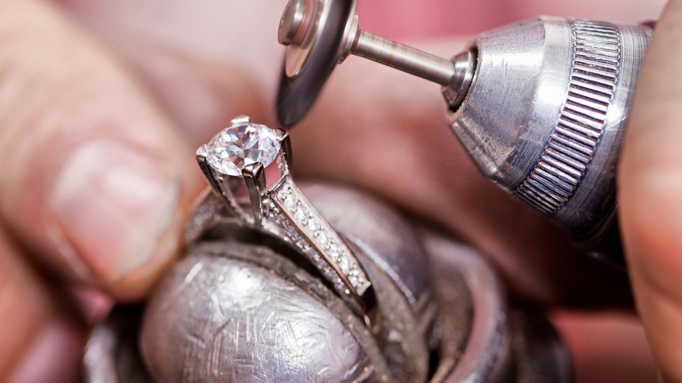 Ein Juwelier poliert einen Diamantring (Archivbild): Ob ein Diamant aus Russland kommt, lässt sich nach dem Schleifen meist nicht mehr feststellen.