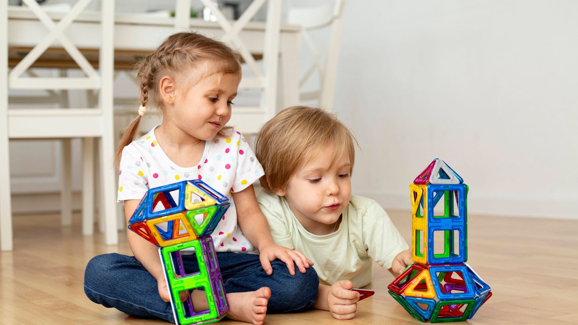 Mädchen spielen mit Spielzeug (Symbolfoto): In NRW fehlen zehntausende Kita-Plätze.