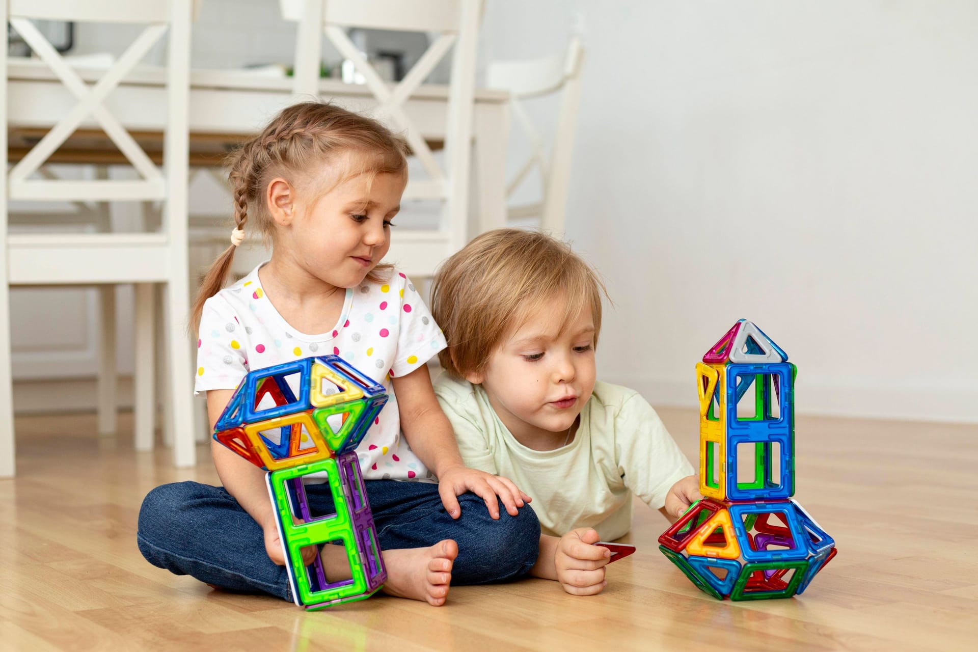 Mädchen spielen mit Spielzeug (Symbolfoto): In NRW fehlen zehntausende Kita-Plätze.