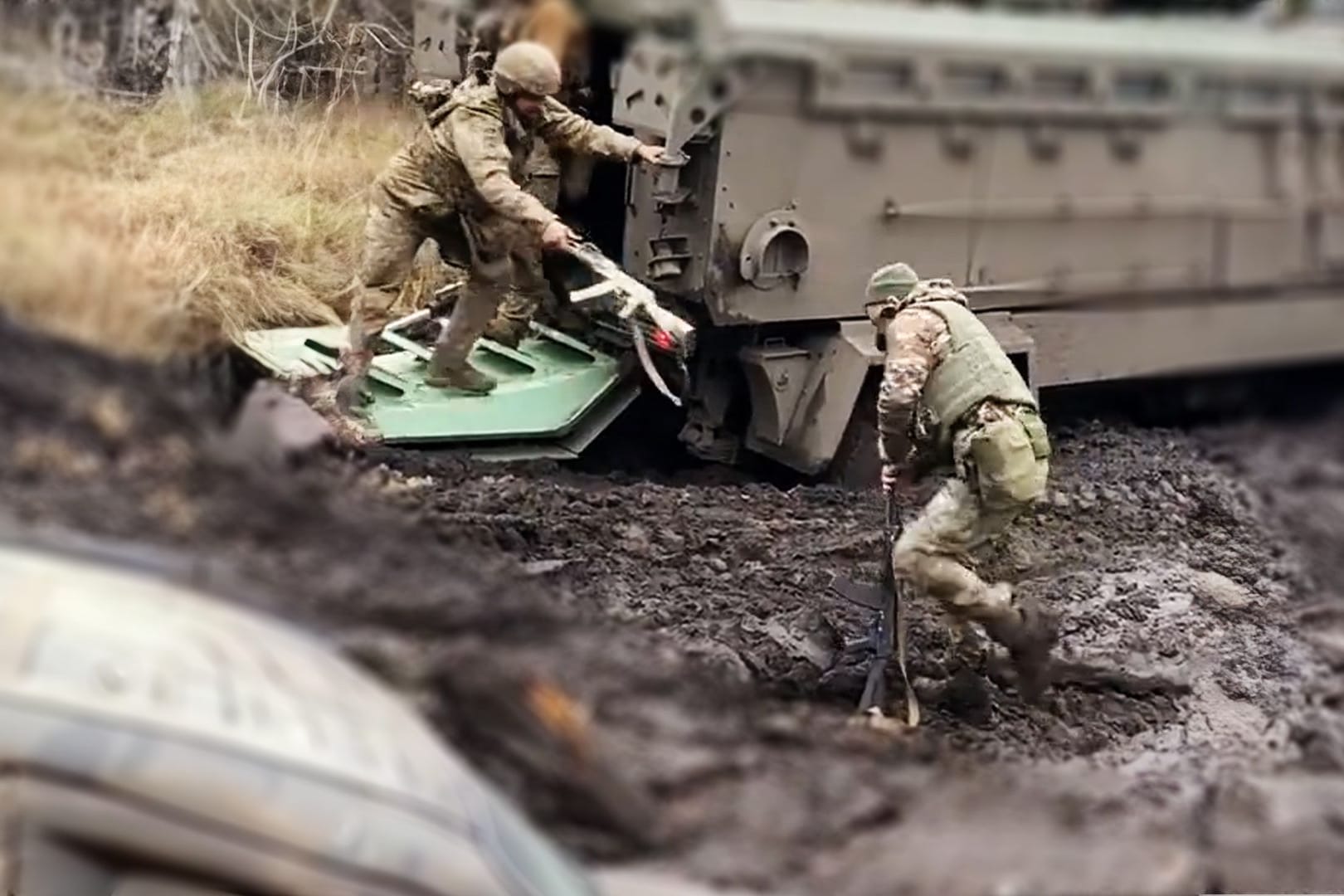 Soldaten stecken im Schlamm fest