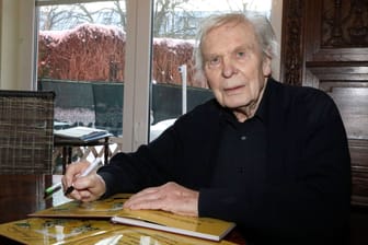 Klaus Gendries bei der Aufzeichnung der Fernsehsendung zum 100. Geburtstag von Herbert Köfer (Archivbild): Nun ist der Star-Regisseur verstorben.