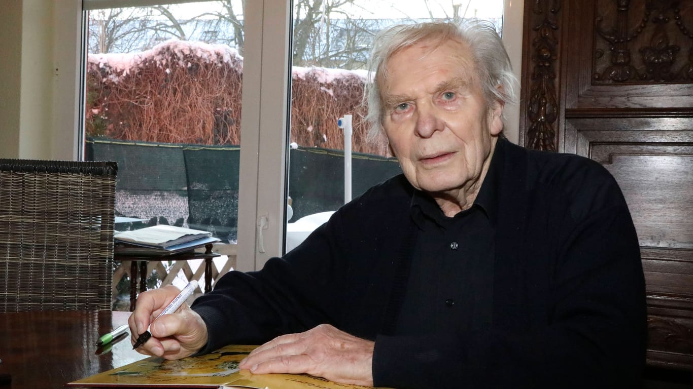 Klaus Gendries bei der Aufzeichnung der Fernsehsendung zum 100. Geburtstag von Herbert Köfer (Archivbild): Nun ist der Star-Regisseur verstorben.