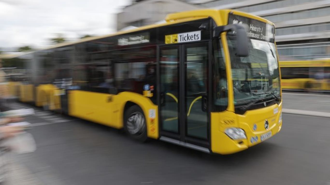 Ein Bus der Berliner Verkehrsbetriebe (BVG) am Zoologischen Garten