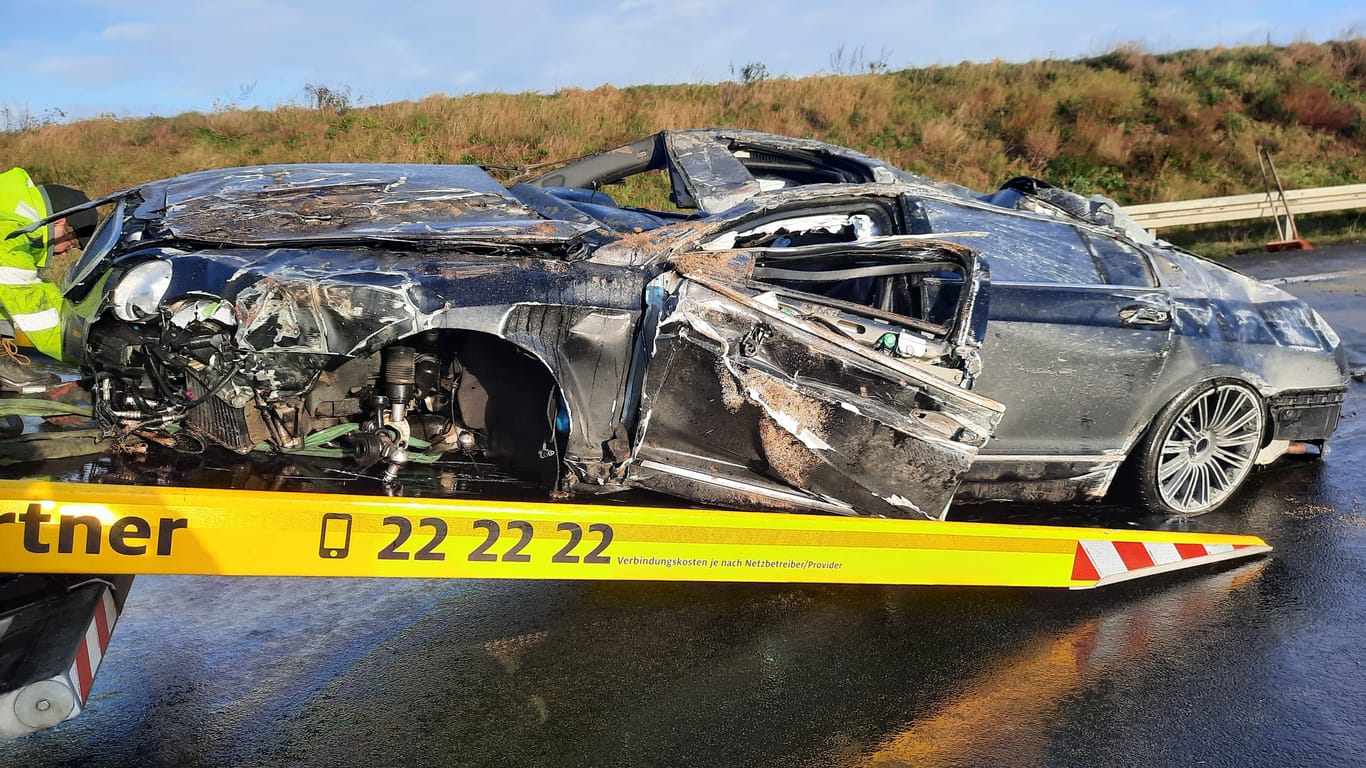 Totalschaden: Der vollkommen zerstörte Bentley wurde abtransportiert.