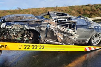 Totalschaden: Der vollkommen zerstörte Bentley wurde abtransportiert.
