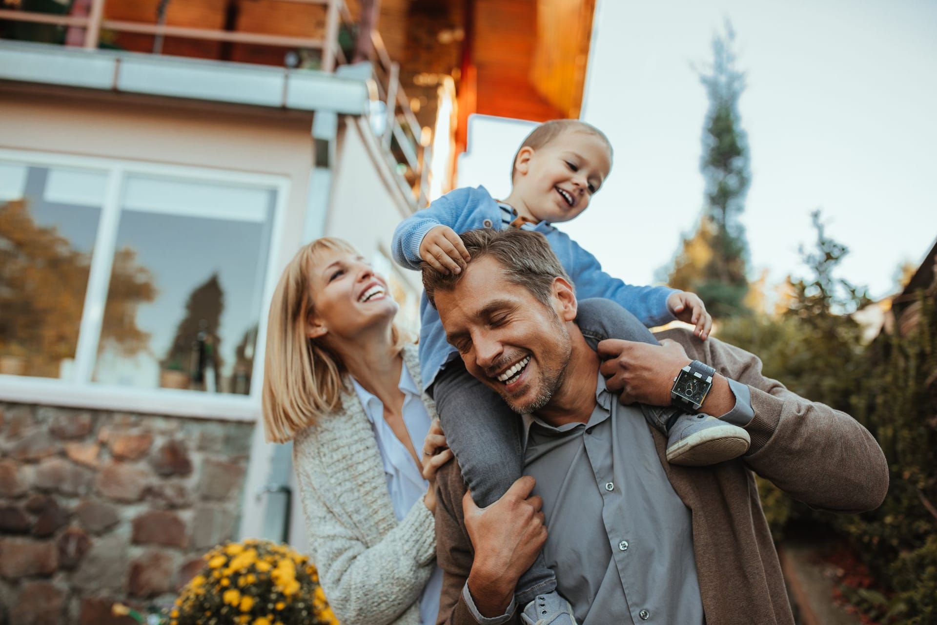 Familie vor dem Haus