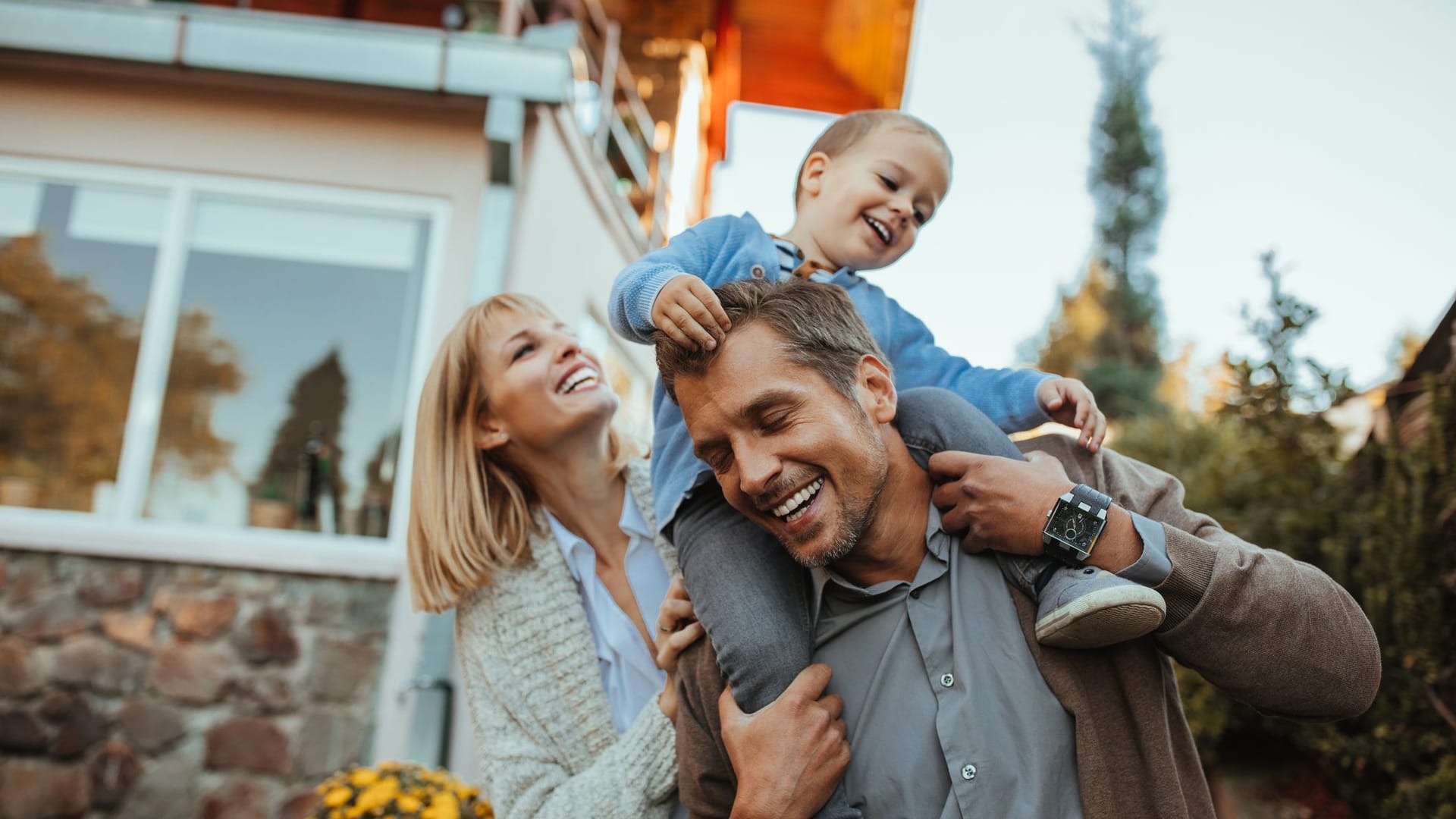 Familie vor dem Haus