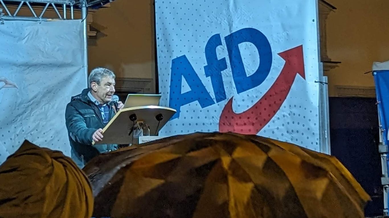 Für die AfD ins Rathaus: Tim Lochner spricht bei der letzten Wahlkampfveranstaltung vor der ersten Wahlrunde Ende November. Für die AfD ins Rathaus: Tim Lochner spricht bei der letzten Wahlkampfveranstaltung vor der ersten Wahlrunde Ende November.