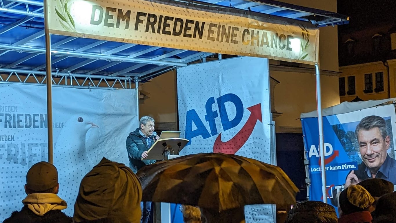 Tim Lochner spricht am 26. November bei seiner letzten Wahlkampfveranstaltung vor der Wahl in Pirna.