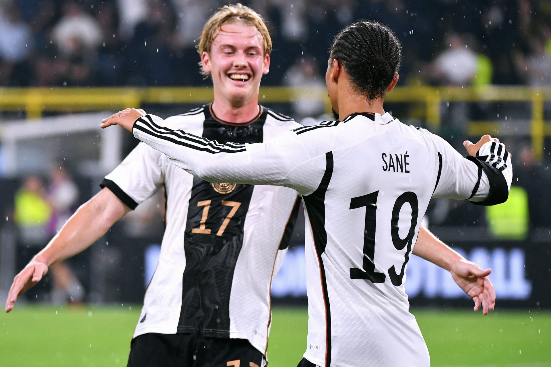 Julian Brandt (l.): Der deutsche Nationalspieler weckt offenbar das Interesse mehrerer Vereine.