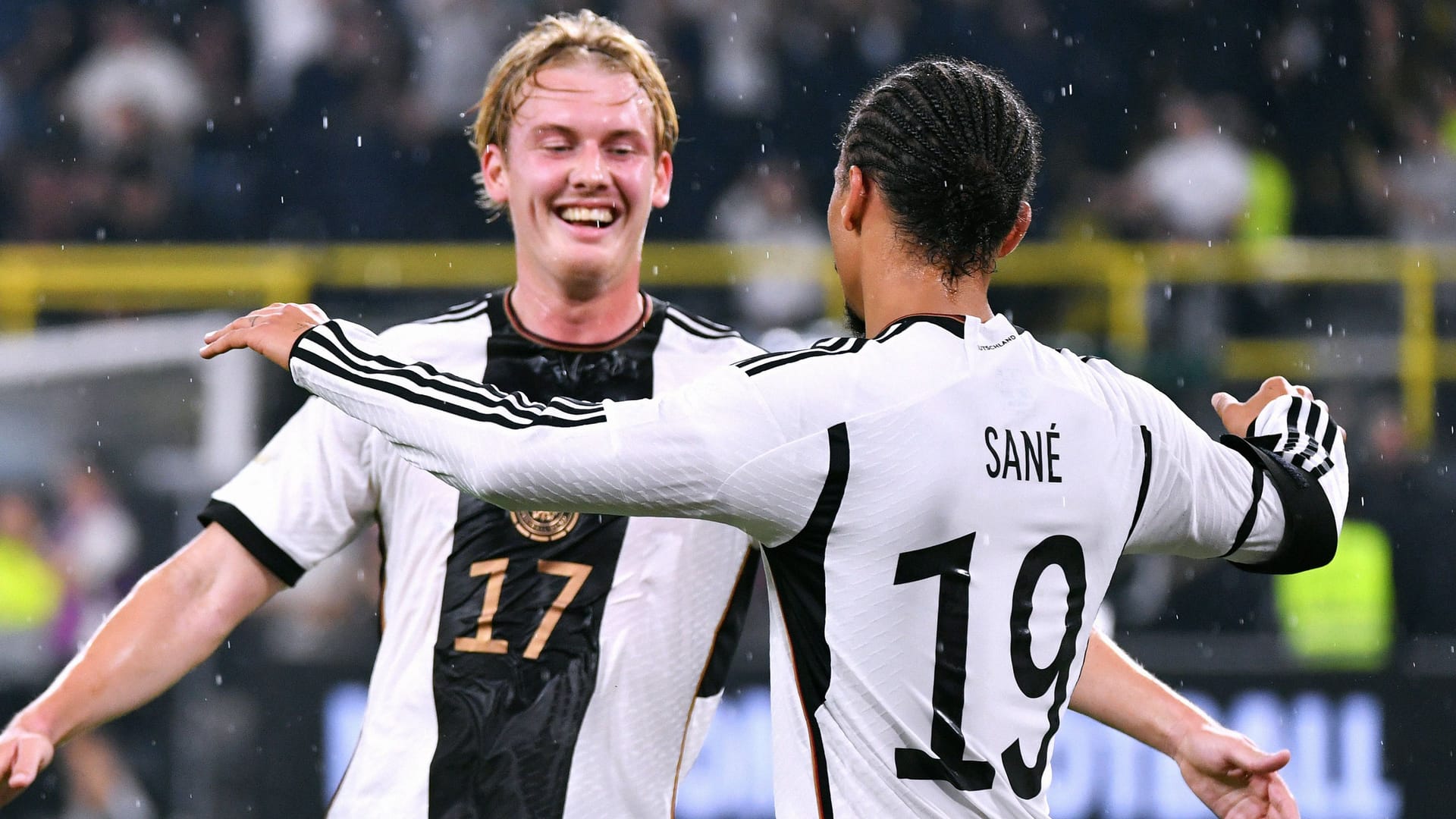 Julian Brandt (l.): Der deutsche Nationalspieler weckt offenbar das Interesse mehrerer Vereine.