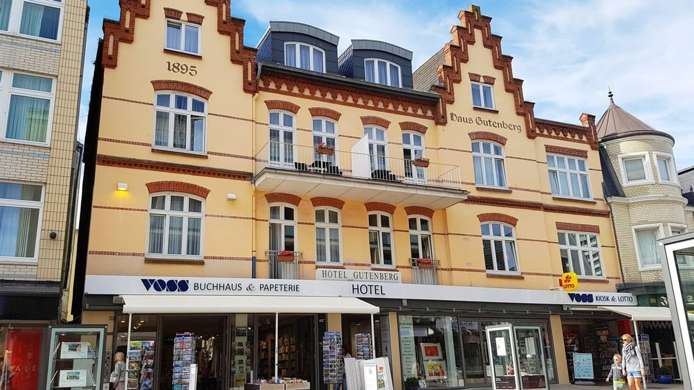 Das "Buchhaus Voss" in Westerland ist bei zahlreichen Urlaubern ein begehrter Ort, um Lesestoff für den Strand zu kaufen.