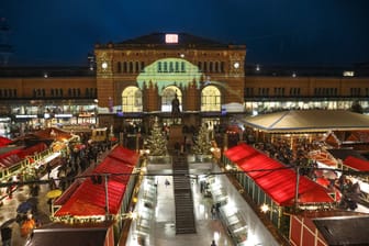 Das Roncalli-Weihnachtsdorf in Hannover: Bis zum 30. Dezember gibt es hier Glühwein und andere Leckereien.