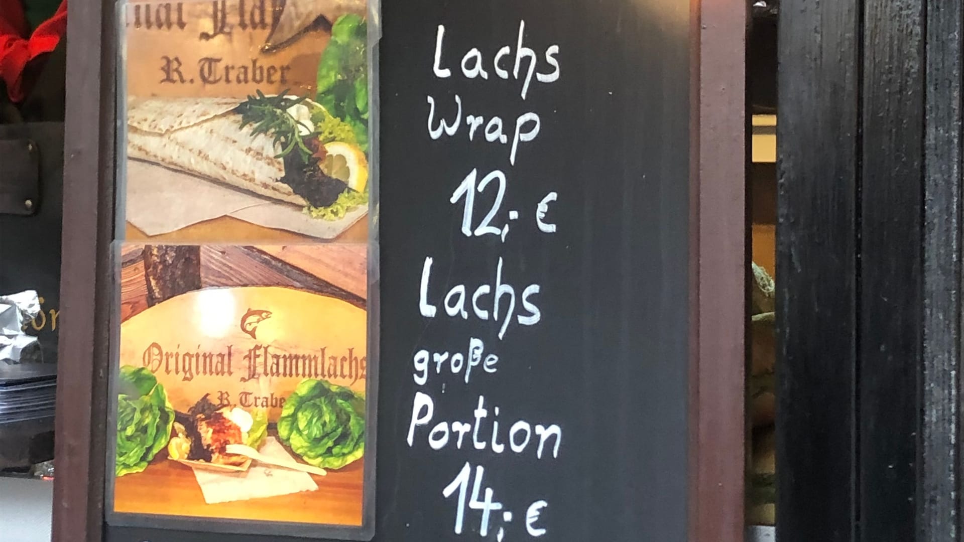 Das Preisschild für Flammlachs zeigt, wie teuer die jeweilige Portion ist.