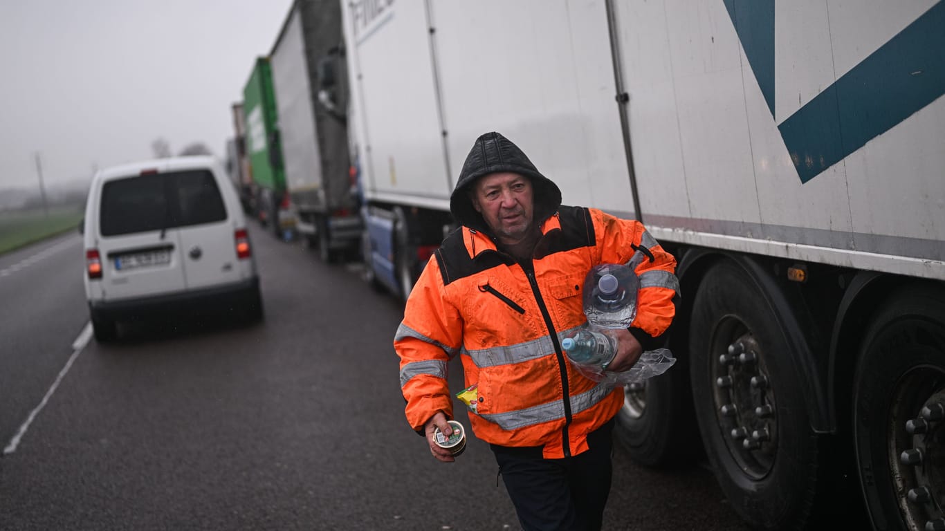 Ein LKW-Fahrer an der polnisch-ukrainischen Grenze: Die Brummis protestieren gegen die Beauftragung von günstigen, ukrainischen Fahrern und Speditionen.