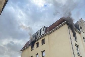 Großeinsatz auf der Hühndorfer Straße: Insgesamt löschten 51 Feuerwehrkräfte den Brand.