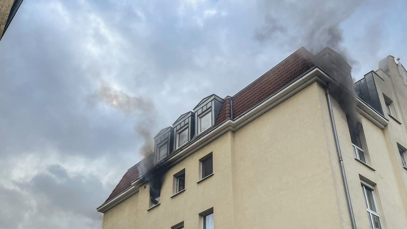 Großeinsatz auf der Hühndorfer Straße: Insgesamt löschten 51 Feuerwehrkräfte den Brand.