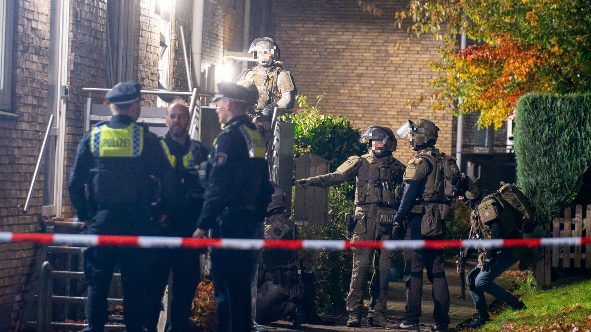Polizeikräfte und SEK in Billstedt: Der Täter ist auf der Flucht. Polizeikräfte und SEK in Billstedt: Der Täter ist auf der Flucht.