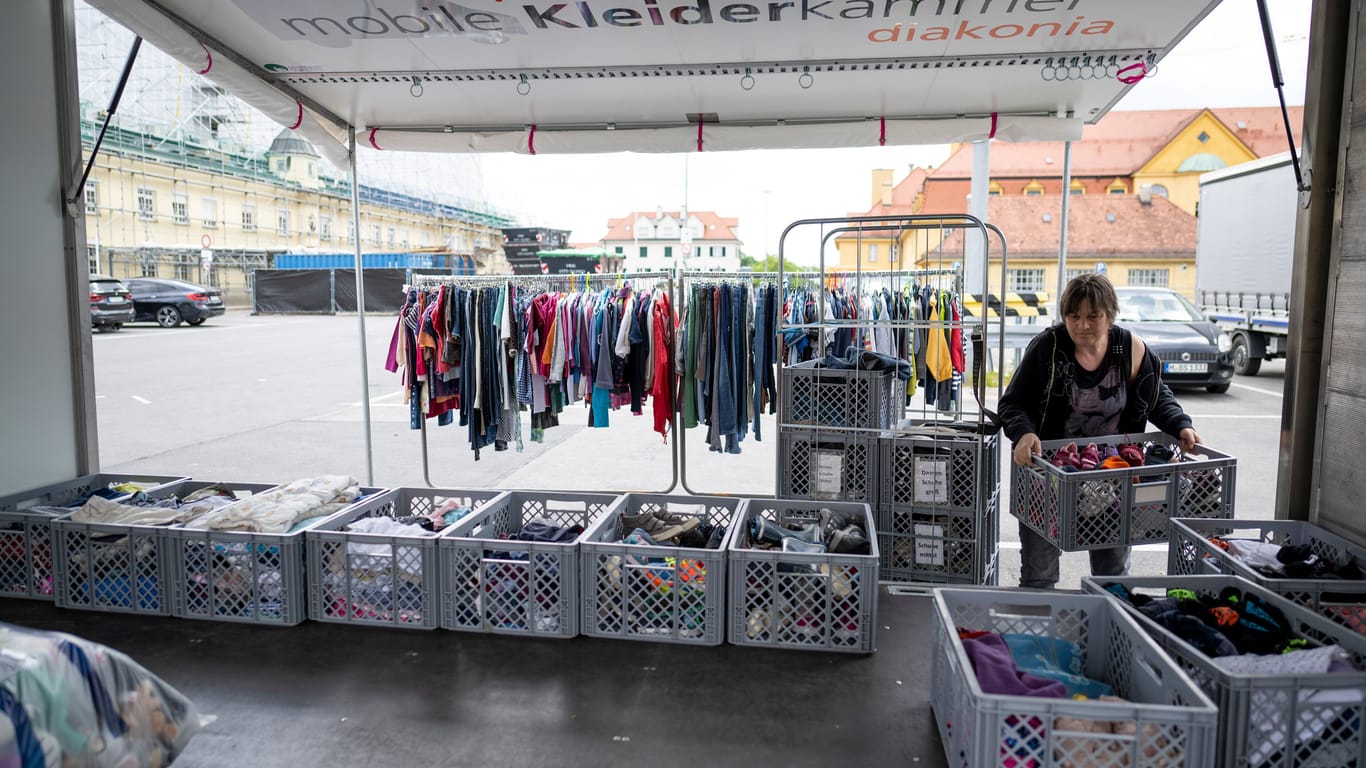 Um der hohen Nachfrage gerecht zu werden, führte die Diakonie eine mobile Kleiderkammer ein, die verschiedene Standorte mit kostenloser Kleidung versorgt.