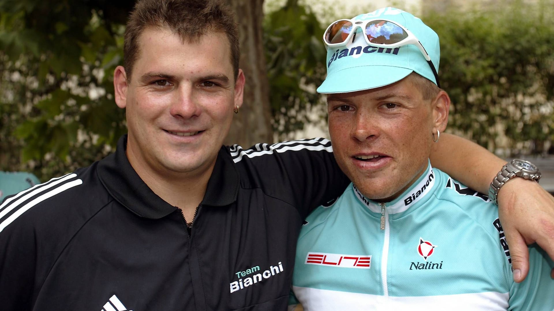 Jan Ullrich (r.) im Jahr 2003 im Bianchi-Trikot mit seinem Bruder und Mechaniker Stefan.