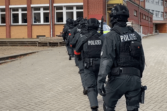 Eine Bedrohungslage an einer Schule hat im Hamburger Stadtteil Blankenese einen Großeinsatz der Polizei ausgelöst