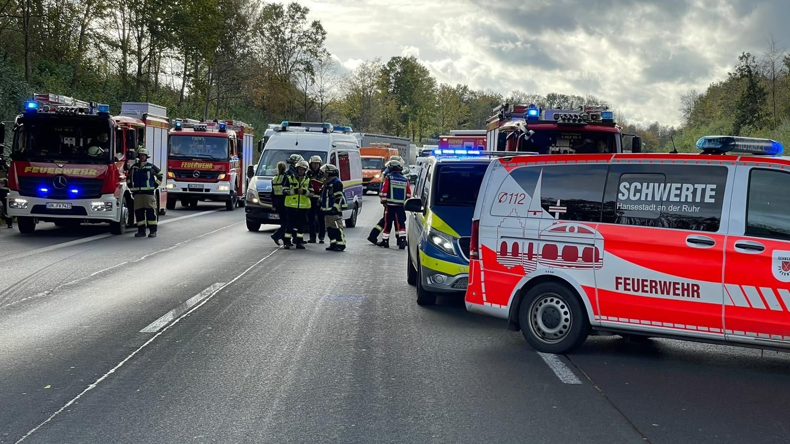 Feuerwehr und Polizei richteten auf der A1 eine Sicherheitszone ein.