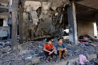 Zwei Kinder sitzen nach einem israelischen Luftangriff auf den Trümmern eines Hauses in Gaza: In den nächsten Wochen befürchtet ein Ex-Militär der IDF viele zivile Verluste.