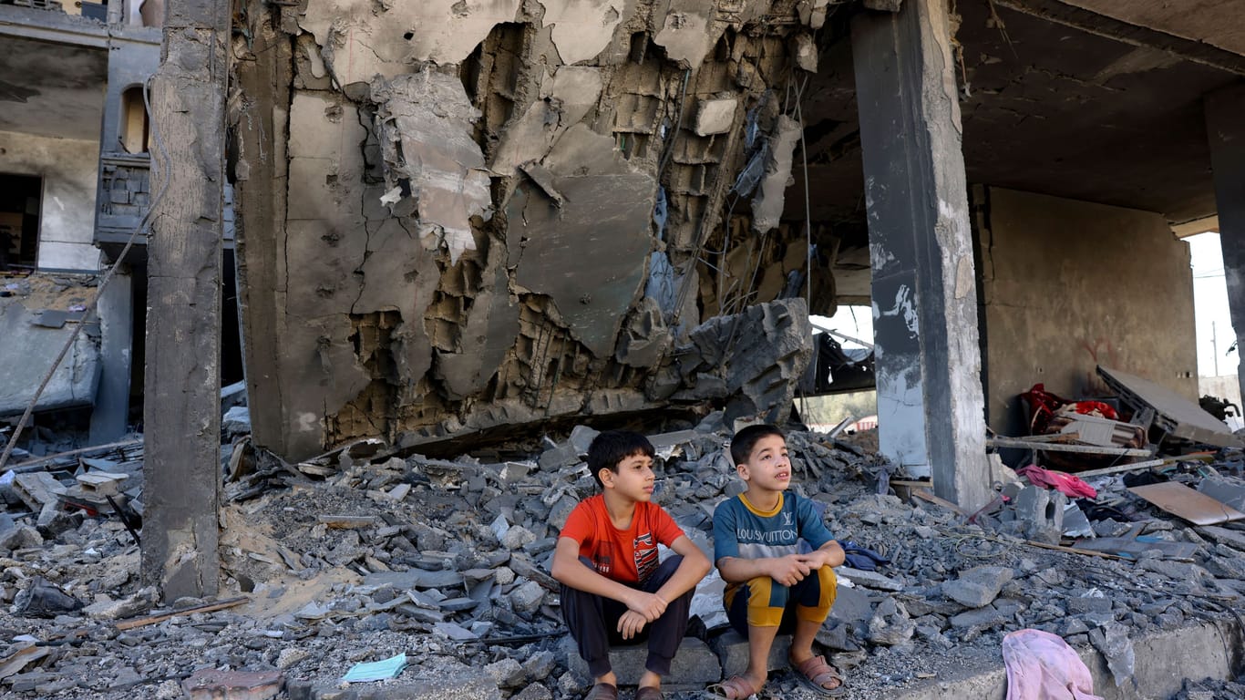 Zwei Kinder sitzen nach einem israelischen Luftangriff auf den Trümmern eines Hauses in Gaza: In den nächsten Wochen befürchtet ein Ex-Militär der IDF viele zivile Verluste.