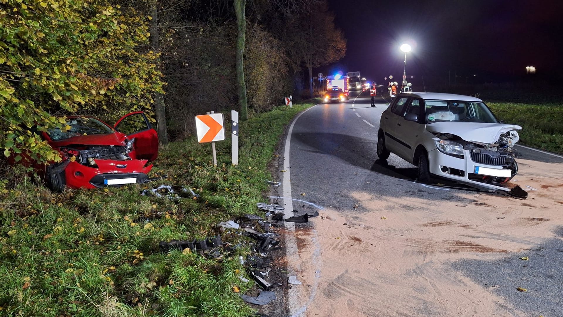 Unfallstelle bei Thedinghausen: Die Stelle um die Kollision wurde wegen der ausgelaufenen Treibstoffe mit Sand bestreut. Unfallstelle bei Thedinghausen: Die Stelle um die Kollision wurde wegen der ausgelaufenen Treibstoffe mit Sand bestreut.