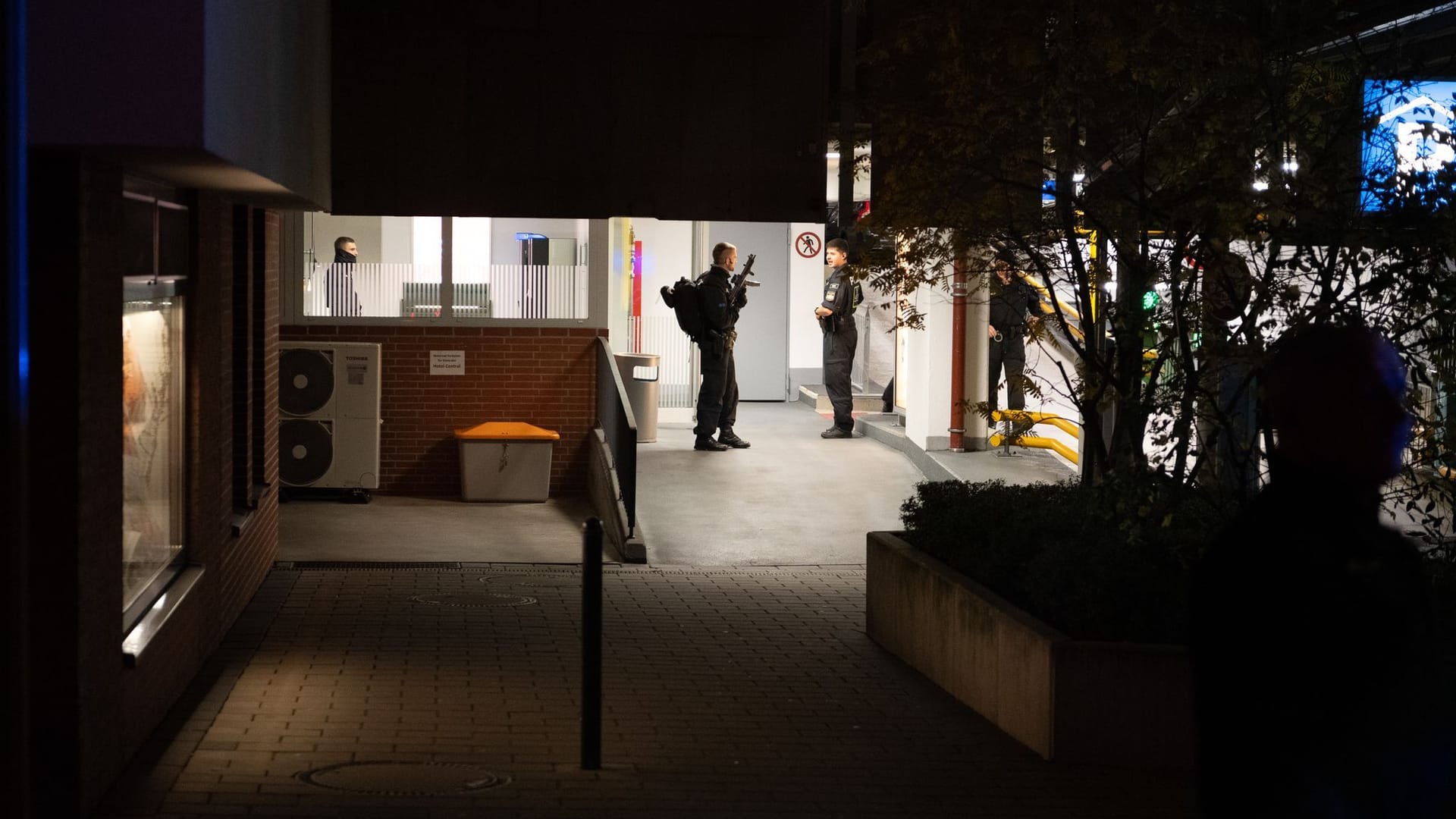 Polizisten stehen am Mittwochabend in dem Parkhaus.