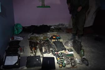 Bild soll Waffen der Hamas-Terroristen im Keller eines Kinderkrankenhauses zeigen: Die israelische Armee veröffentlichte die Bilder.