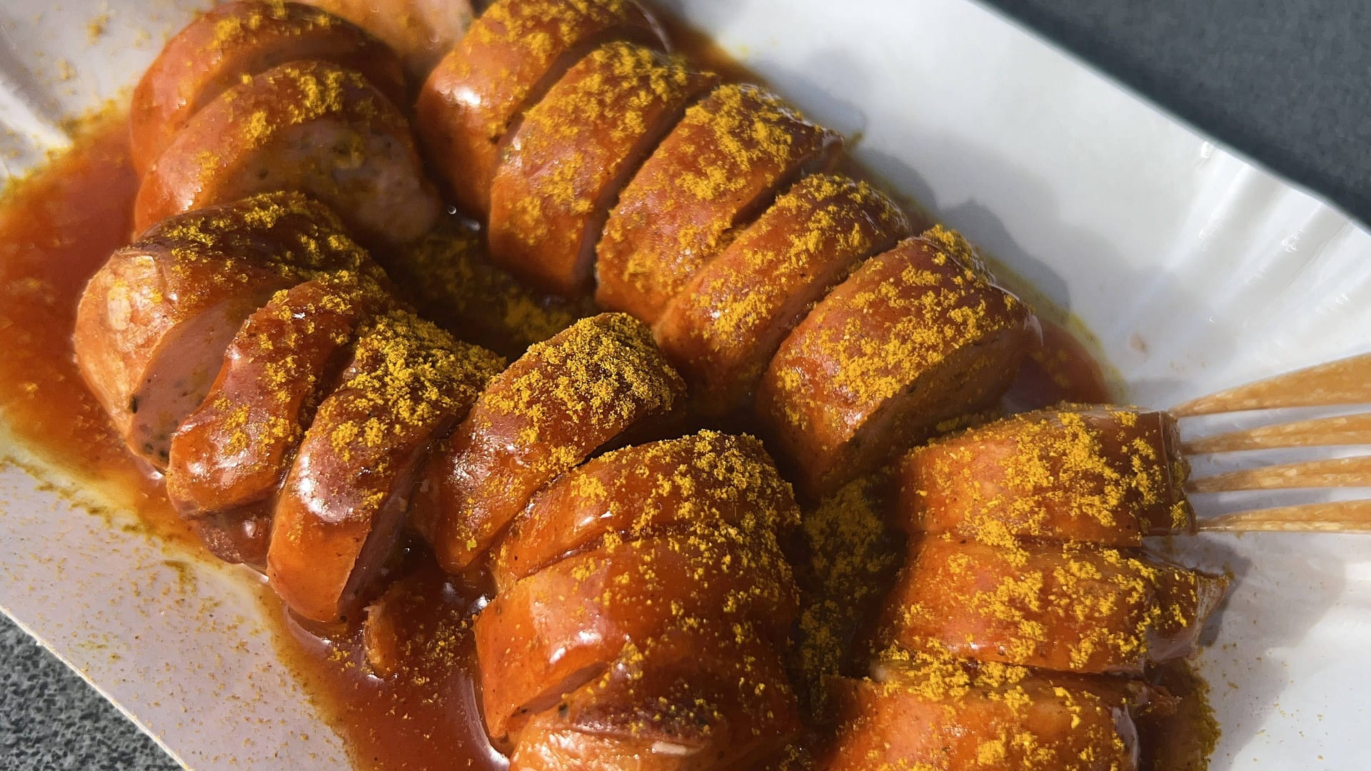 Einmal Currywurst normal (Symbolfoto): In Düsseldorf wird die Wurst gerne mal verfeinert. Einmal Currywurst normal (Symbolfoto): In Düsseldorf wird die Wurst gerne mal verfeinert.