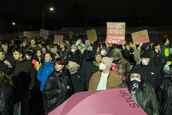 Aktivisten protestieren vor der brose Arena gegen den Auftritt von Till Lindemann.