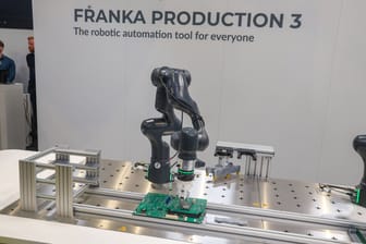 Ein Roboter von Franka Emika auf einer Messe in Hannover (Archivbild).