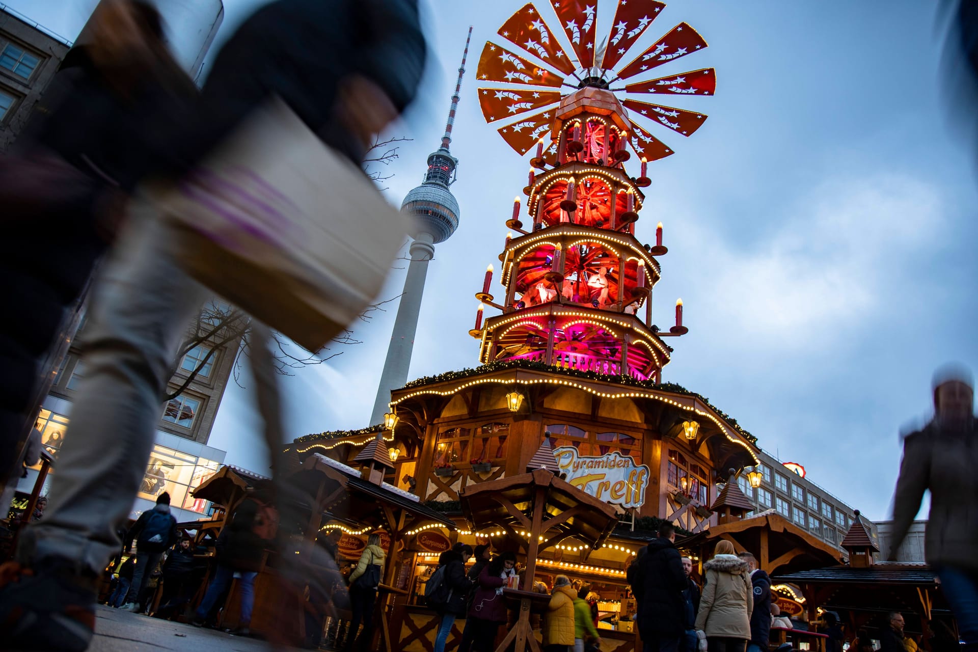 Der Weihnachtsmarkt am Alexanderplatz in Berlin (Symbolbild): Weihnachtsmärkte öffnen immer früher. Das gefällt nicht jedem.