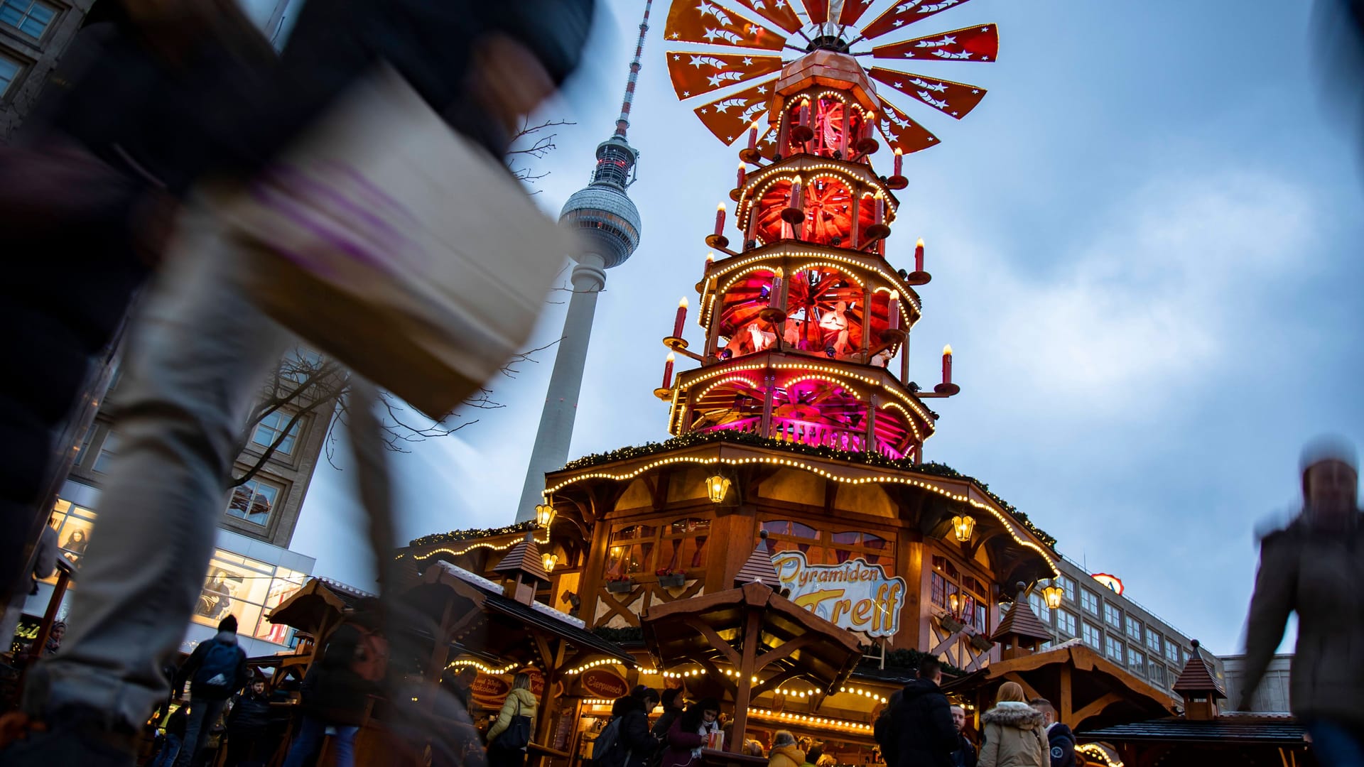 Der Weihnachtsmarkt am Alexanderplatz in Berlin (Symbolbild): Weihnachtsmärkte öffnen immer früher. Das gefällt nicht jedem.